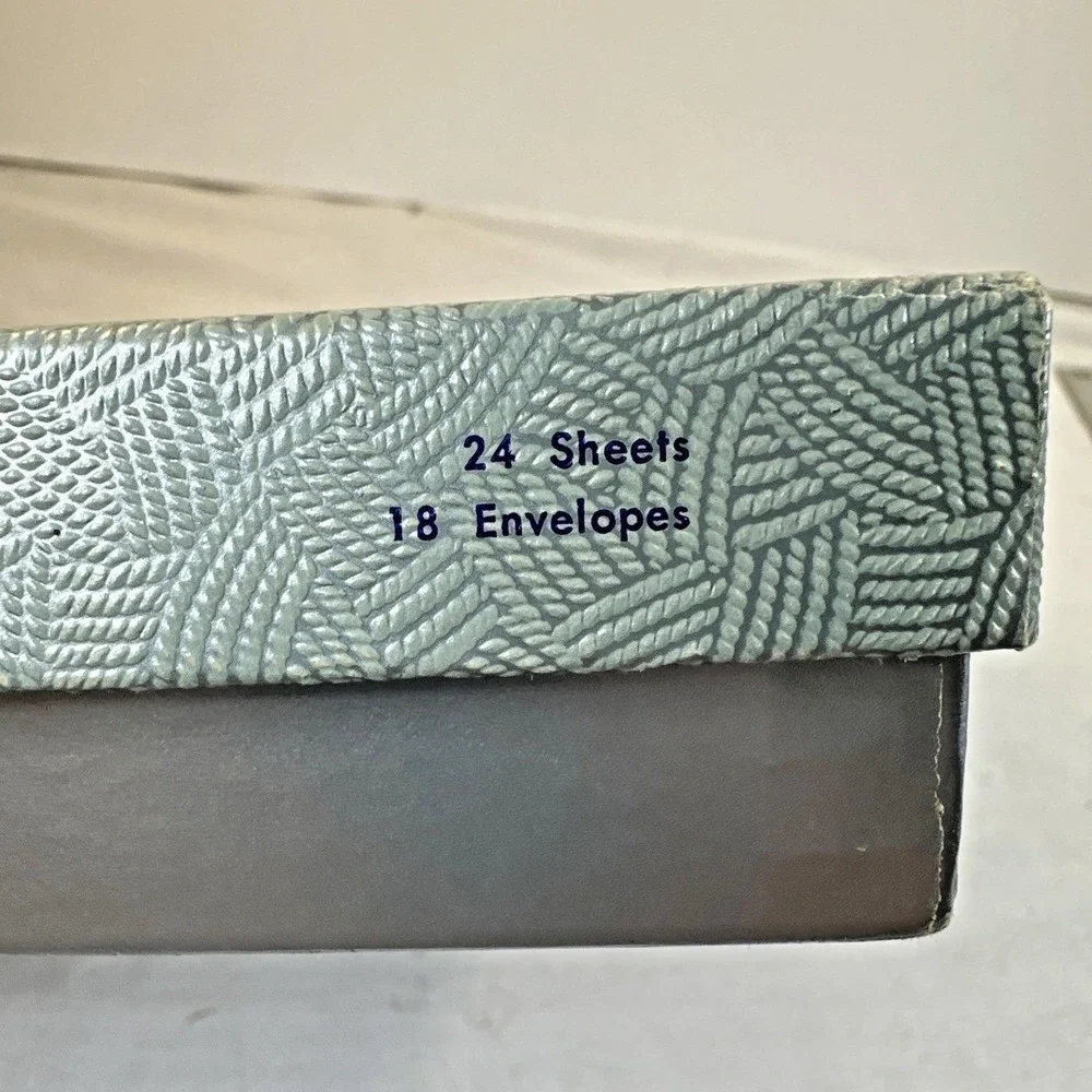 Petite Scalloped Fine Stationary 24 Sheets/18 Envelopes NIB